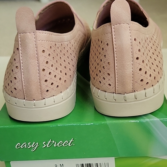 New Reduction "Fresh" by Easy Street EUC - Picture 6 of 14